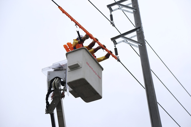 EVNNPC chính thức triển khai sửa chữa điện Hotline trên lưới 22kV
